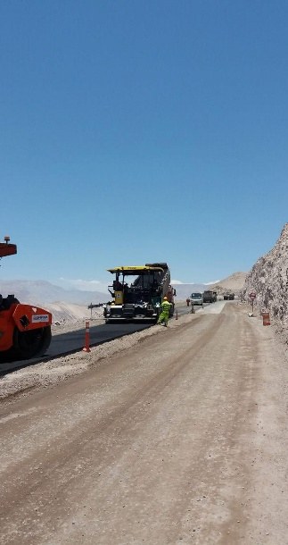 Avance de la extendedora en la Ruta 11-CH hacia Bolivia