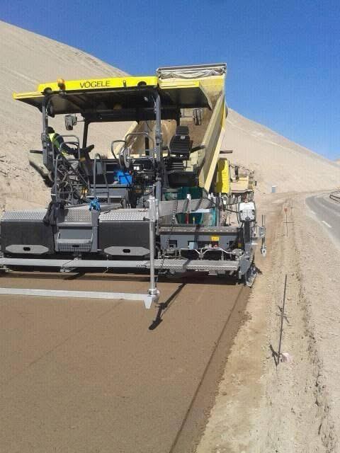 Extendedora con viga de nivelación sobre base granular en Arica