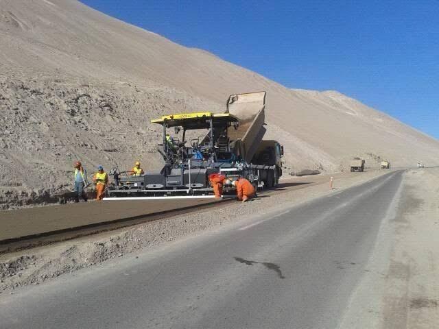 Extendedora colocando asfalto en la Ruta 11-CH, Arica