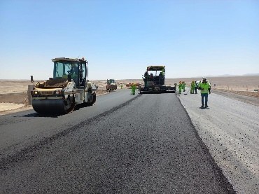 Rodillos y extendedora trabajando en Calama