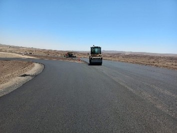 Rodillo compactando la carpeta en la doble vía de Calama
