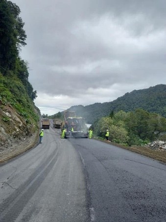 Faena de pavimentación entre cerros en la Ruta 7