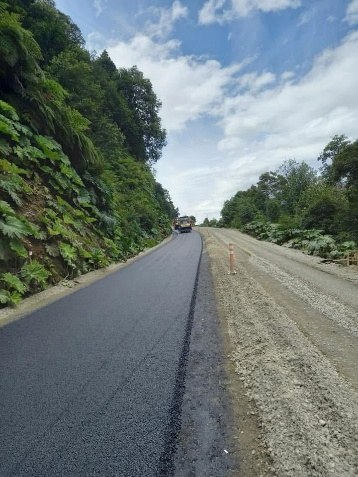 Tramo recién pavimentado de la Ruta 7 entre cerros