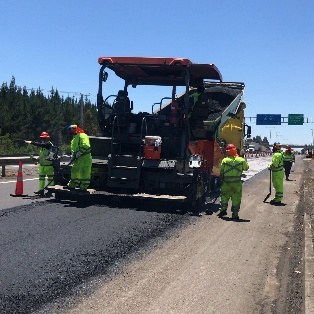 Extendedora y cuadrilla en la Ruta 5, Chillán a Collipulli