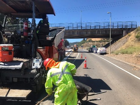 Maestro trabajando junto a la extendedora en la Ruta 5