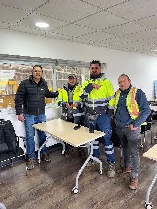 Equipo de SALMACOV en la recepción de equipos con Salfa