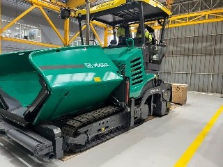 Extendedora Vögele nueva en la recepción de equipos